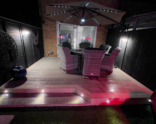 Millboard Enhanced Grain, Limed Oak / Garden Lighting - Erith DA8